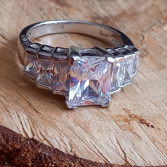 Jewelry - Sterling silver sparkly ring with rectangle stone set shoulders size N 1/2